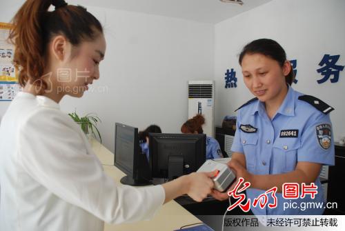 山东无棣:摁手印办身份证 _初宝瑞