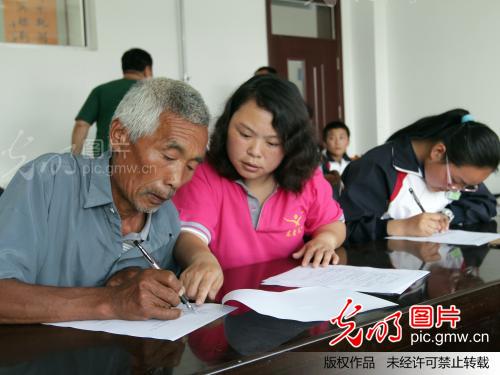 山东东营:义工助学 小善大爱_黄金光