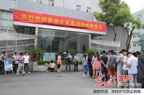 南京:征兵时间调整后首批夏季直招士官体检_秦