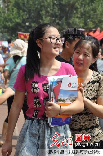 河南高招咨询会场面火爆_张涛