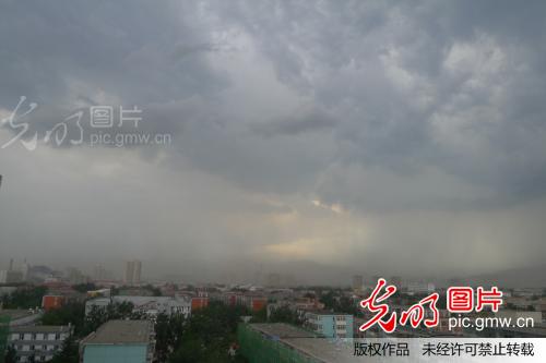 京城最高气温已突破38℃ 雷阵雨 缓解气温