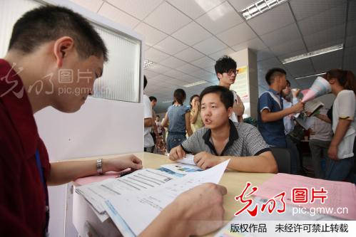 安徽蒙城:专场招聘会助力大中专毕业生就业