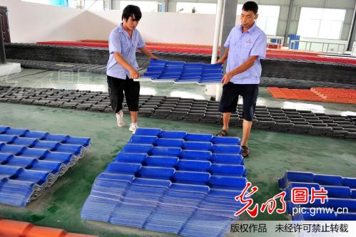 湖北宜昌:秸秆锯末变身新型瓦片