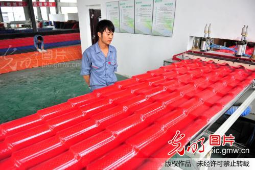 湖北宜昌:秸秆锯末变身新型瓦片