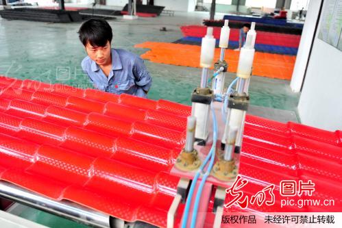 湖北宜昌:秸秆锯末变身新型瓦片