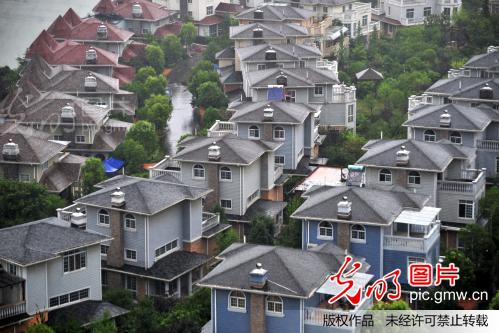 湖北宜昌:秸秆锯末变身新型瓦片