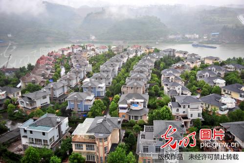 湖北宜昌:秸秆锯末变身新型瓦片