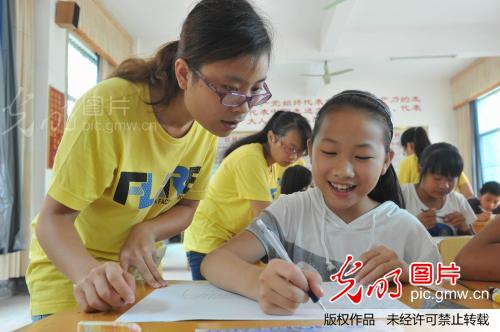 大学生志愿者让农村留守儿童感受精彩暑期_樊