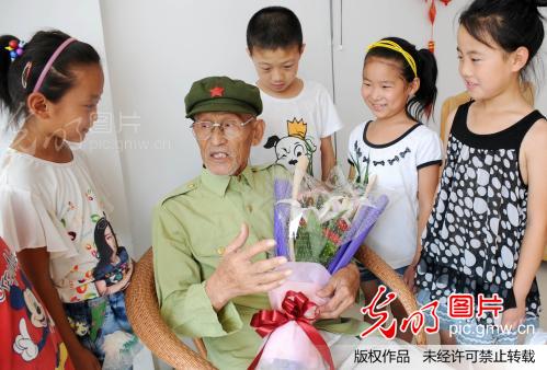 山东东营:鲜花送给老军人_新闻