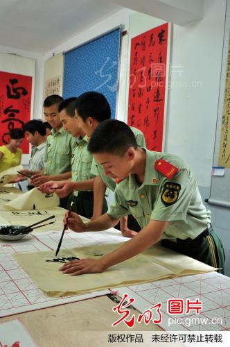 贵州印江:书法文化进警营 挥毫泼墨过八一 _