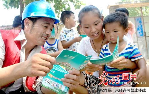 江苏东海:红<em>马甲</em>村组 传授用电常识_张开虎_