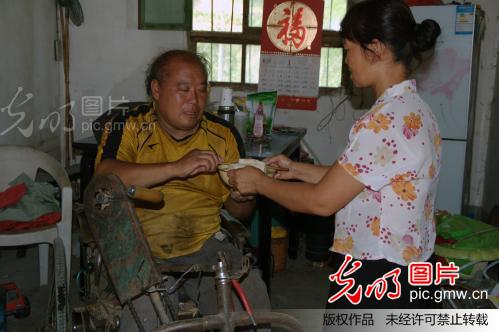 一个女人和 两个 男人_新闻--人物图片