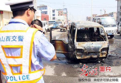 山西万荣:一辆小货车自燃
