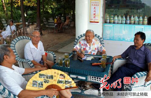 七旬翁坚持13年自费收集整理民间谜语