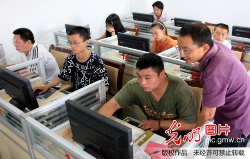 安徽黄山:残疾人免费学计算机操作技能