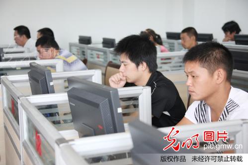 安徽黄山:残疾人免费学技能_余勇