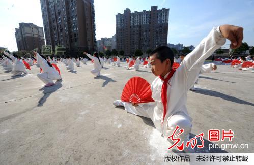 合肥小学生展武艺迎新学期 _新闻