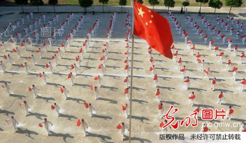 合肥小学生展武艺迎新学期 _新闻