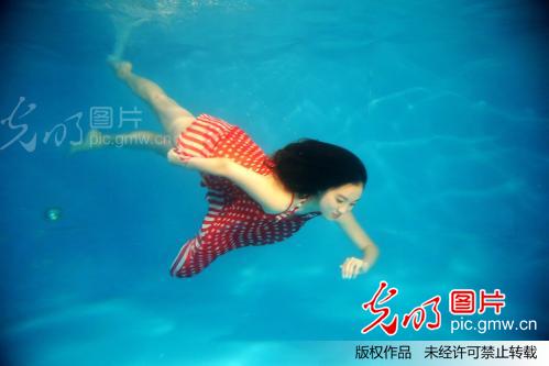 体验水中摄影 谁持彩练水中舞_李光印