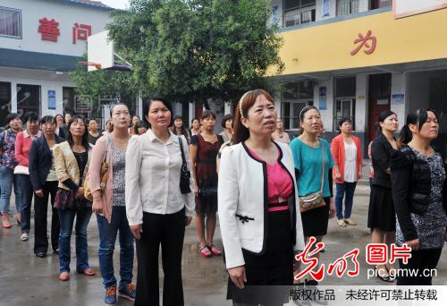 河南:鹿邑谷阳西关小学教师升国旗宣誓词庆祝