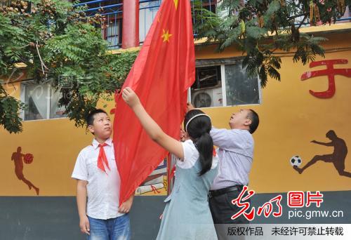 河南:鹿邑谷阳西关小学教师升国旗宣誓词庆祝