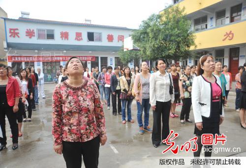 河南:鹿邑谷阳西关小学教师升国旗宣誓词庆祝