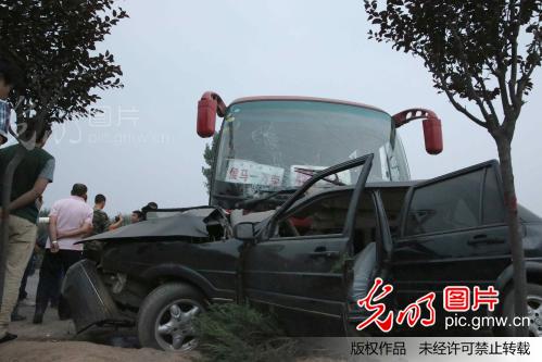 山西稷山:运稷一级路发生一起客车与小轿车相