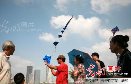 1000多米串子风筝南京成功放飞_王新