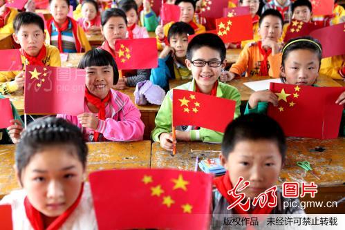 安徽亳州:小学生手工制作国旗迎国庆_新闻