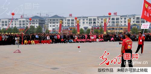 台湾陀螺王林森海夏邑献艺_苗育才