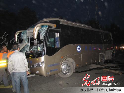 甘肃高速发生交通肇事逃逸 客车侧翻5死21伤_