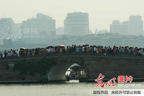 杭州西湖景区游客井喷 人气爆棚_新闻