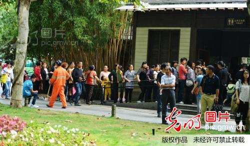 杭州西湖景区游客井喷 人气爆棚_新闻