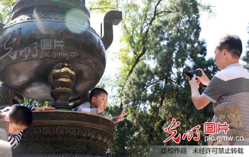 南京:中山陵里旅游不文明现象屡禁不绝_新闻