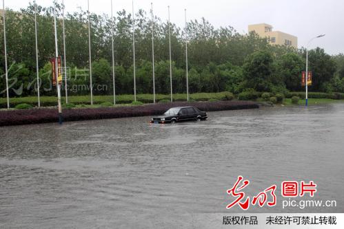 浙江绍兴:强台风菲特横扫 滨海豪雨如注 局地