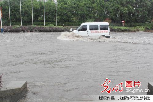 浙江绍兴:强台风菲特横扫 滨海豪雨如注 局地