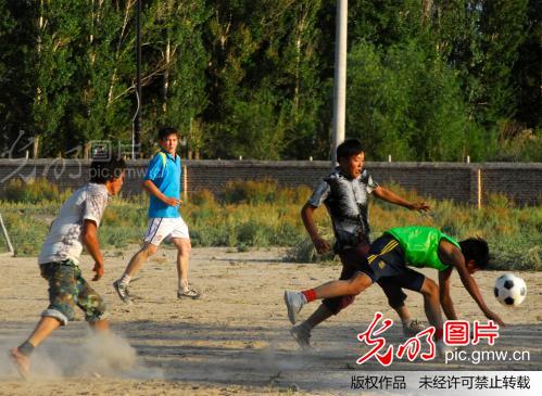 哈萨克族青年的足球赛_马青山