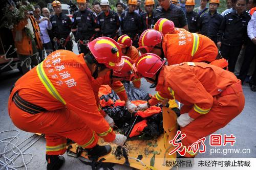 天门山翼装飞行_2014天门山翼装飞行_天门山翼装飞行视频 | 知客分享
