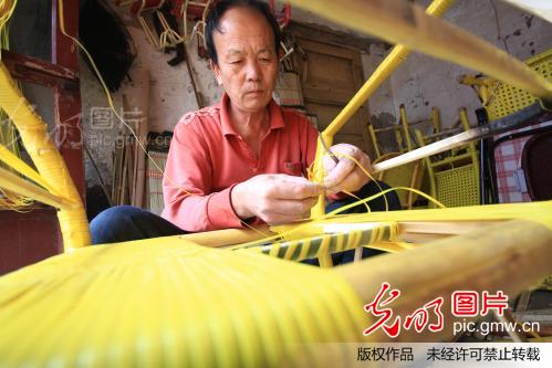 即将消失的技艺--<em>手工编织</em>藤椅_杨正华_ 光明图