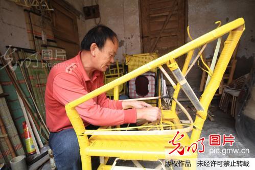 即将消失的技艺--<em>手工编织</em>藤椅_杨正华_ 光明图