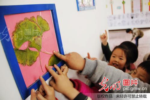 用落叶做贴画 落叶贴画的作文500字 剪纸贴画怎么做