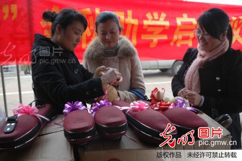 山东省市爱心人士为小学生捐赠乐器_新闻