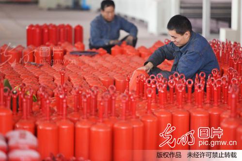 山东邹平:灭火器热销迎干燥冬季