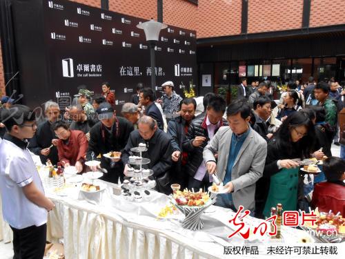 武汉卓尔书店开张 市民读者进店捧场_李长林