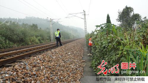 龙南车站派出所线路民警的一天_新闻