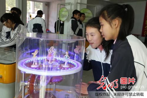 江西大余:流动科技馆进校园_新闻