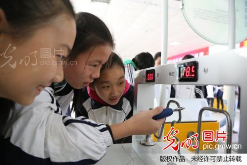 江西大余:流动科技馆进校园_新闻