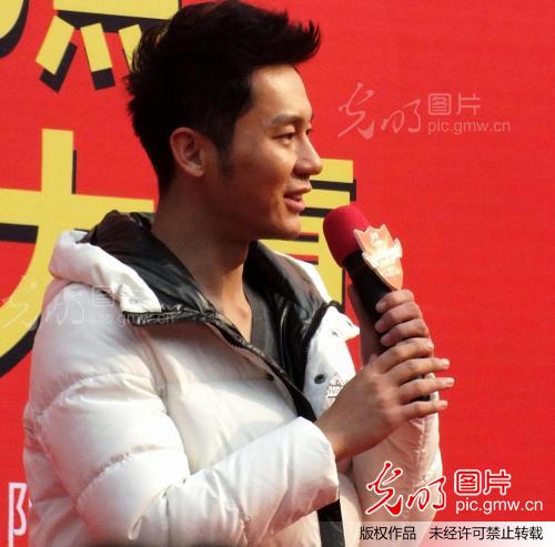 当红影星李晨湖北宜昌献唱 捐助留守儿童受热