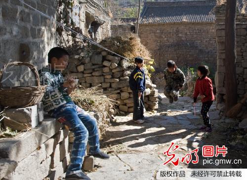 贫困山区里的孩子,快乐的童年生活