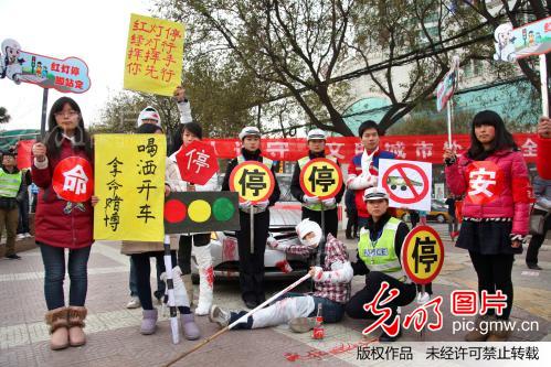 街头行为艺术 宣传酒驾危害_新闻